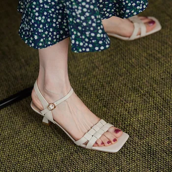 2022 Ženy Sandále Ríme Štvorcové Prst Opasku Členok Popruh Mačiatko Päty Dámy Sandále Retro Úzke Pásmo All-Zápas Ženské Topánky